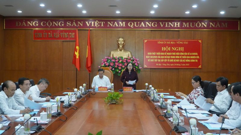 Toàn cảnh Hội nghị quán triệt triển khai kế hoạch thực hiện Công văn số 43-CV/BCĐ ngày 20/3 của Ban Chỉ đạo Trung ương về triển khai nghiên cứu đề xuất tiếp tục sắp xếp bộ máy của hệ thống chính trị.