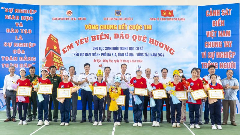 Ban tổ chức khen thưởng các thí sinh đạt thành tích xuất sắc tại vòng chung kết cuộc thi "Em yêu biển, đảo quê hương" trên địa bàn thành phố Bà Rịa năm 2024.