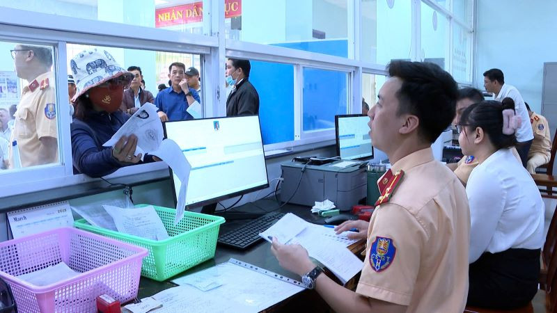Mặc dù người dân đến đông, nhưng công tác thực hiện các thủ tục cấp đổi giấy phép lái xe diễn ra rất thuận lợi. 