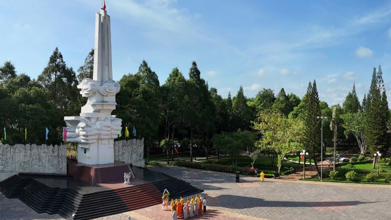 Tổ chức viếng Nghĩa trang các Anh hùng liệt sĩ là một hoạt động quan trọng nhân Ngày Giải phóng miền nam.