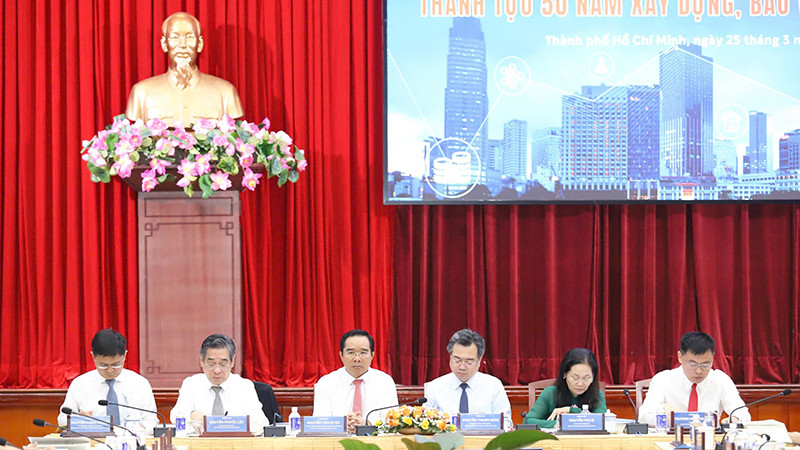 Các đồng chí chủ trì hội thảo.