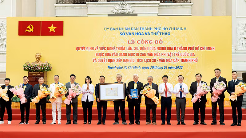 Trao chứng nhận Nghệ thuật Lân, Sư, Rồng của người Hoa ở Thành phố Hồ Chí Minh được đưa vào Danh mục di sản văn hóa phi vật thể quốc gia. (Ảnh Quốc Thanh).