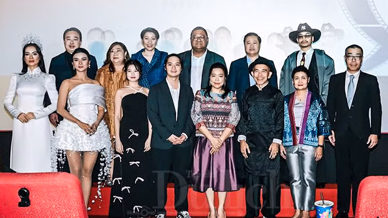 Các diễn viên, đạo diễn Thái Lan và Việt Nam tại lễ khai mạc Liên hoan Phim Thái Lan tại Việt Nam năm 2025. (Ảnh Hữu Long).