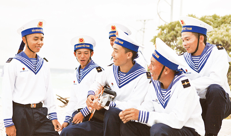 Đội văn nghệ xung kích đảo Song Tử Tây. 