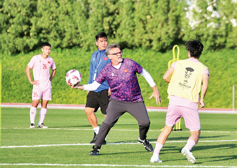 Huấn luyện viên Philippe Troussier trong buổi tập của đội tuyển Việt Nam tại Qatar. 