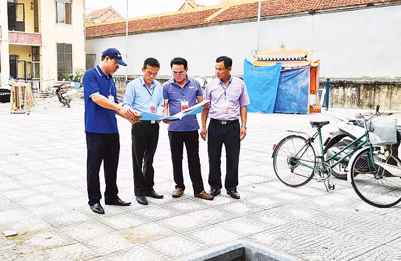 Giám sát việc xây dựng nhà văn hóa ở thôn Đoài, xã Kim Nỗ, huyện Đông Anh.