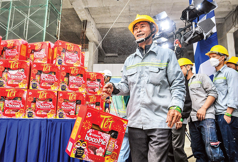 Nhận được những món quà ý nghĩa trong chương trình Xây Tết 2024 do Báo Nhân Dân phối hợp Tập đoàn Coteccons tổ chức, công nhân công trường Ecopark đều vui mừng và phấn khởi. (Ảnh: THÀNH ĐẠT) 