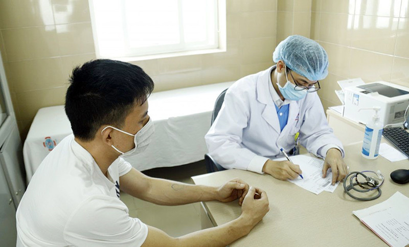 Bác sĩ Bệnh viện K tư vấn, chỉ định sử dụng thuốc và phương pháp điều trị cho người bệnh. (Ảnh THÁI HÀ) 