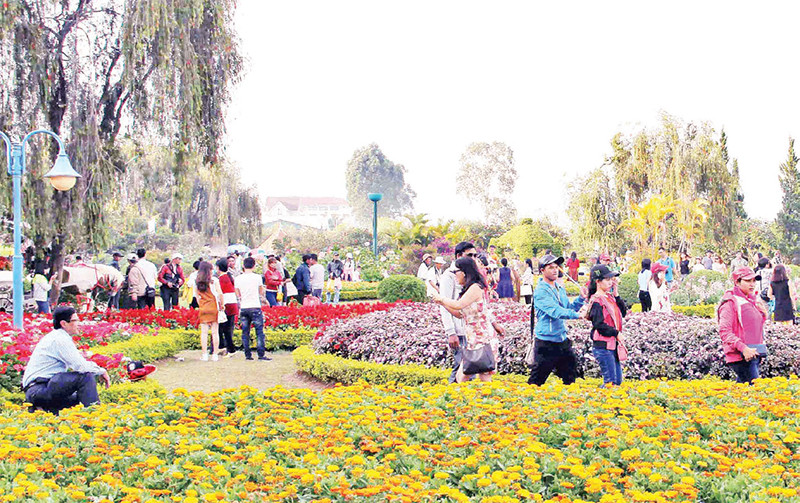 Du khách đến với thành phố Đà Lạt.