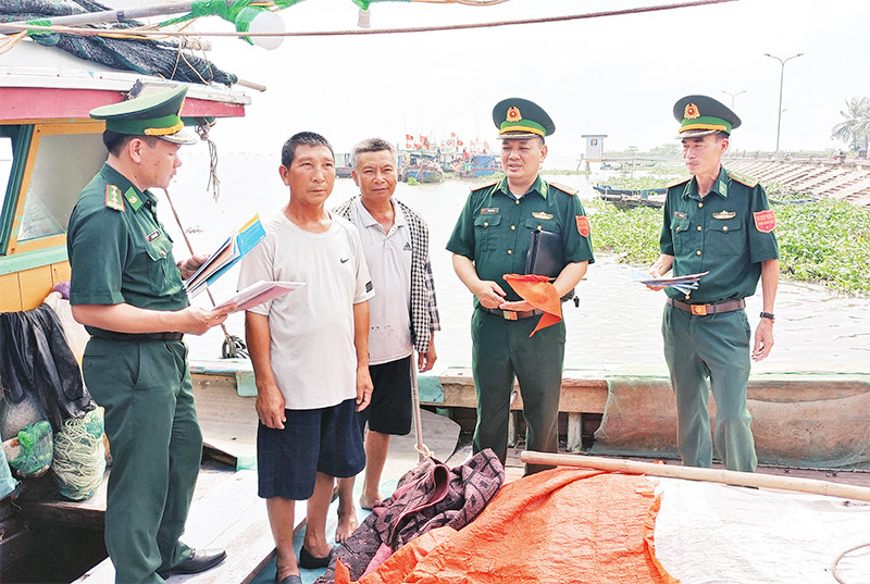 Lực lượng Bộ đội Biên phòng tỉnh Thái Bình tuyên truyền hoạt động trên biển đúng pháp luật cho ngư dân.