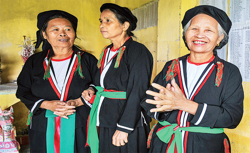 Các cụ già dân tộc Sán Dìu hào hứng hát soọng cô. (Ảnh: THÀNH ĐẠT)