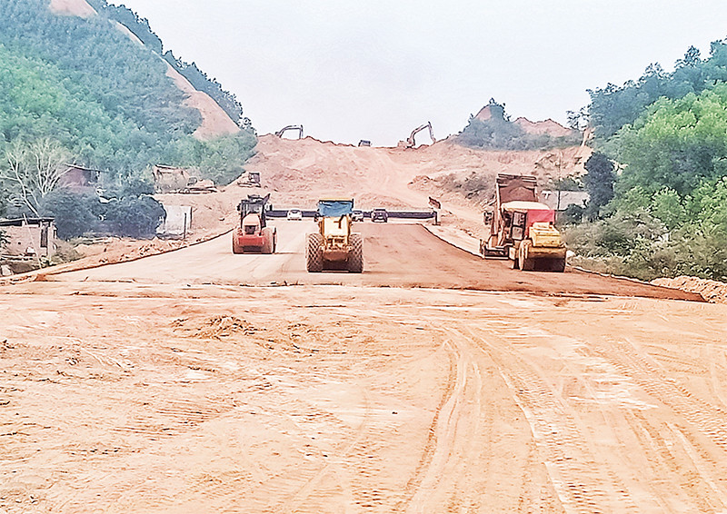 Nhờ nhận được sự đồng thuận cao của các hộ dân, công tác giải phóng mặt bằng tuyến đường liên kết Thái Nguyên-Bắc Giang-Vĩnh Phúc được thuận lợi, góp phần đẩy nhanh tiến độ thi công.