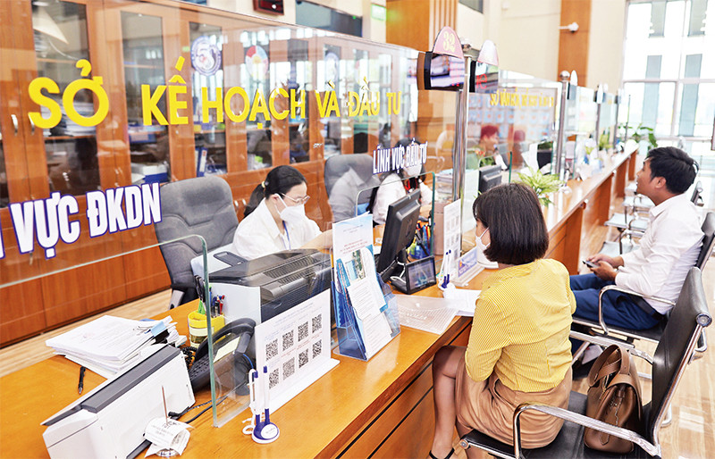 Doanh nghiệp thực hiện thủ tục hành chính tại Trung tâm phục vụ hành chính công tỉnh Bắc Giang. (Ảnh DUY LINH)