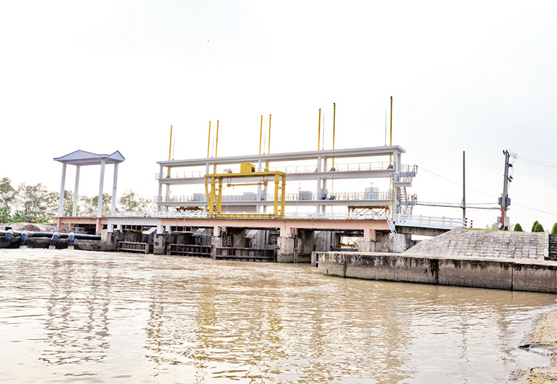 Cống Xuân Hòa, xã Xuân Đông, huyện Chợ Gạo (Tiền Giang) vận hành lấy nước ngọt cho vùng ngọt hóa Gò Công. 