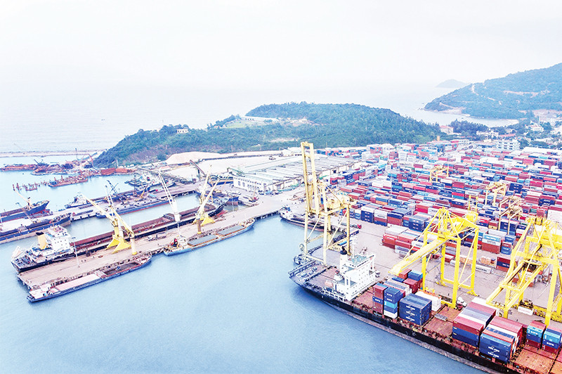 Bốc xếp hàng container ở cảng Đà Nẵng.