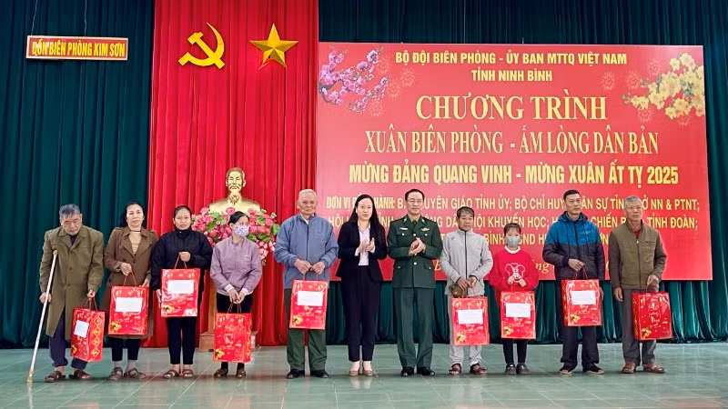 Chương trình đã góp phần giúp bà con và các cháu học sinh các xã vùng biên giới huyện Kim Sơn, tỉnh Ninh Bình có cái Tết ấm áp, vui tươi, đầy đủ hơn.