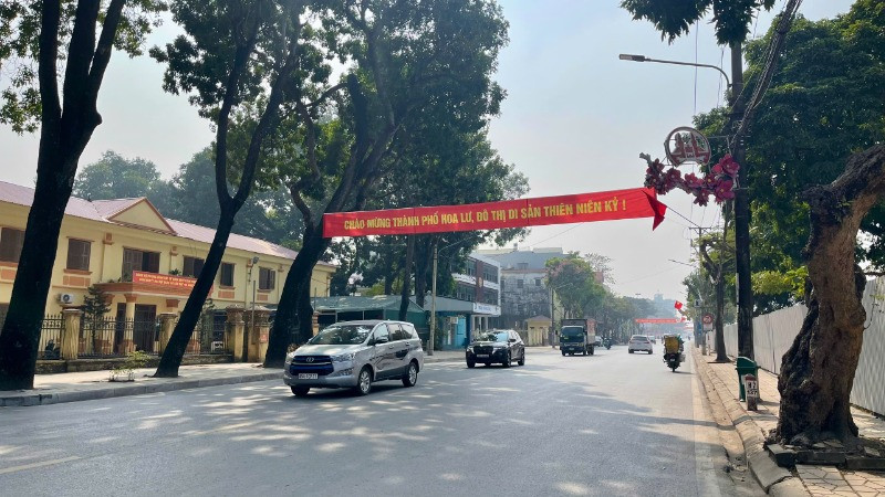 Thành lập thành phố Hoa Lư trên cơ sở nhập toàn bộ diện tích tự nhiên và quy mô dân số của huyện Hoa Lư và thành phố Ninh Bình; sau sáp nhập, thành phố Hoa Lư là đô thị loại I trực thuộc tỉnh.