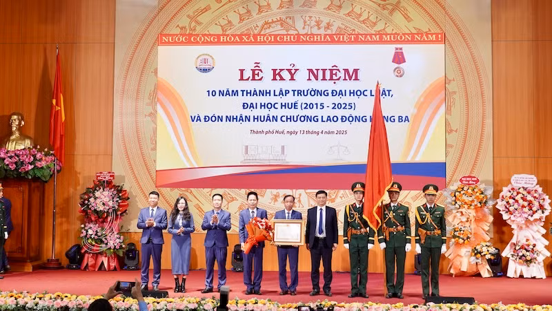 Đại học Luật (Đại học Huế) vinh dự đón nhận Huân chương Lao động hạng Ba.