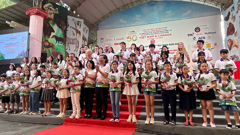 Các đại biểu tặng 50 chậu cây “sống đời” cho 50 học sinh tiêu biểu của 2 nước Việt Nam và Canada tại Thành phố Hồ Chí Minh.