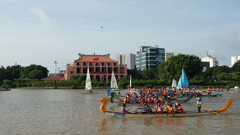 Các tàu thuyền diễu hành trên sông.