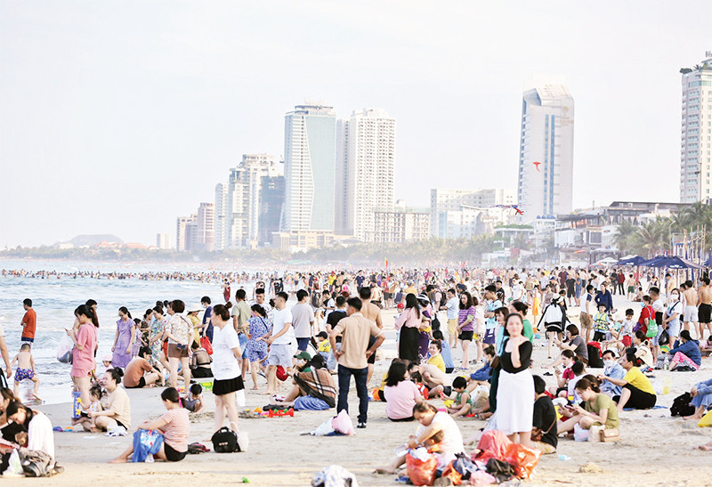 Biển Đà Nẵng luôn thu hút đông khách du lịch trong nước và quốc tế.