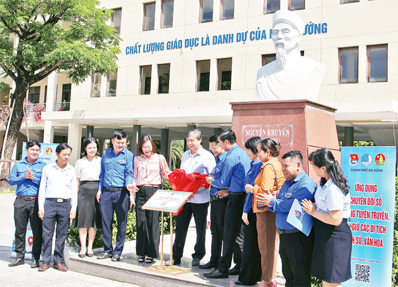 Gắn mã QR địa chỉ đỏ tại trường học.