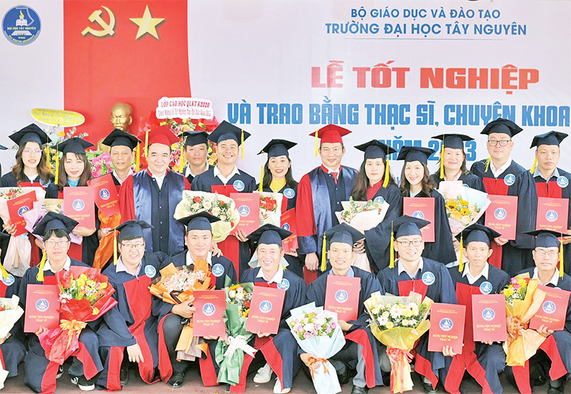 Lãnh đạo Trường đại học Tây Nguyên và các tân thạc sĩ, bác sĩ chuyên khoa cấp I tốt nghiệp năm 2023.