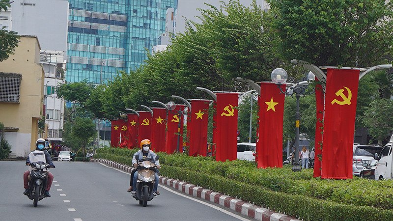 Những ngày cuối tháng 8, các tuyến đường, ngõ, hẻm tại Thành phố Hồ Chí Minh được trang hoàng rực rỡ với cờ Tổ quốc, các bảng áp-phích, pano, khẩu hiệu khơi dậy niềm tự hào dân tộc và lòng yêu nước, hướng về ngày lễ lớn của dân tộc.