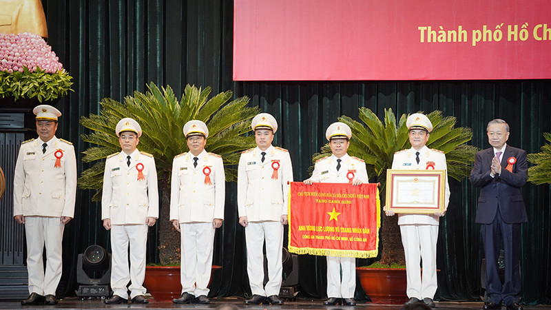 Tổng Bí thư, Chủ tịch nước Tô Lâm chúc mừng Công an Thành phố Hồ Chí Minh được nhận danh hiệu Anh hùng Lực lượng vũ trang nhân dân.