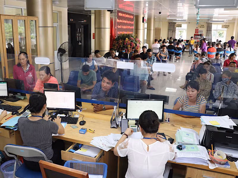 Người lao động đến Trung tâm dịch vụ việc làm tỉnh Bắc Giang làm thủ tục hưởng trợ cấp bảo hiểm thất nghiệp.