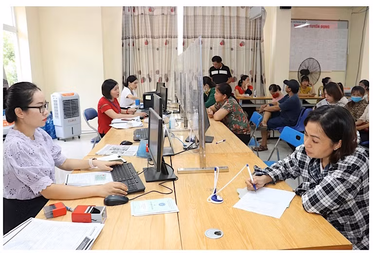 Người lao động làm thủ tục đề nghị hưởng trợ cấp thất nghiệp tại Trung tâm Dịch vụ việc làm tỉnh Bắc Giang.