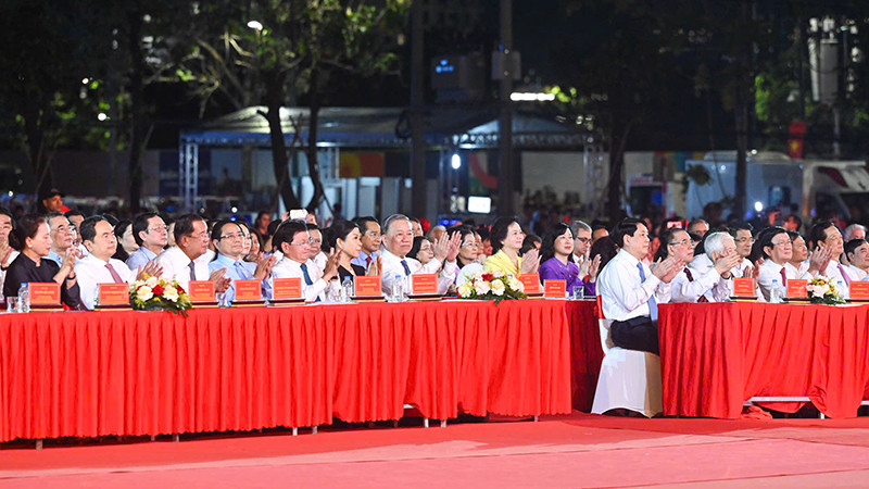 Các đồng chí lãnh đạo Đảng, Nhà nước và đại biểu tham dự chương trình. (Ảnh: DUY LINH)