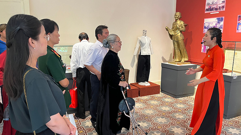Khách đến tham quan trưng bày "Hành trình 40 năm - câu chuyện từ những hiện vật" tại Bảo tàng Phụ nữ Nam bộ. (Ảnh M.H).
