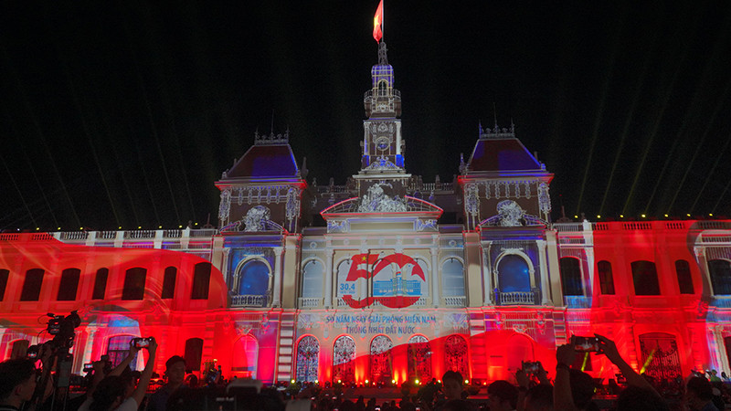 Trụ sở Hội đồng nhân dân và Ủy ban nhân dân Thành phố Hồ Chí Minh trở nên lung linh hơn với Lễ hội ánh sáng – Trình diễn công nghệ 3D Mapping. (Ảnh: M.H)