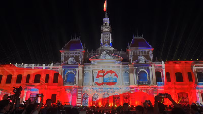 Trụ sở Hội đồng nhân dân và Ủy ban nhân dân Thành phố Hồ Chí Minh trở nên lung linh hơn với Lễ hội ánh sáng – Trình diễn công nghệ 3D Mapping. (Ảnh: M.H)