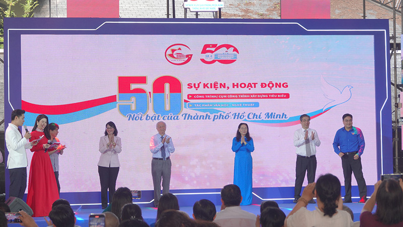 Các đại biểu thực hiện nghi thức khai mạc Triển lãm. (Ảnh M.H)