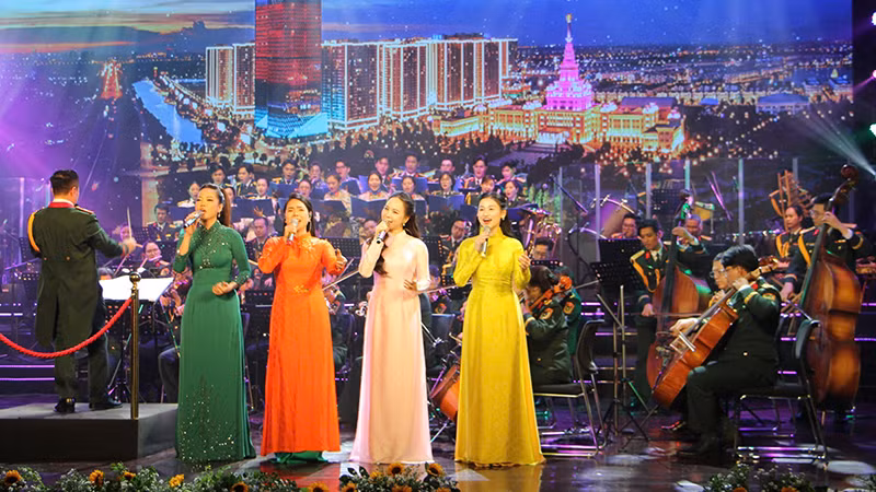 Các ca sĩ trình bày bản mashup với hai ca khúc "Tiếng hát từ thành phố mang tên Người-Đất nước vươn mình". (Ảnh: T.T)