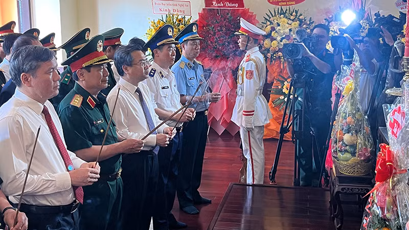 Đoàn Ban Chỉ đạo Hội thảo dâng hương lên Chủ tịch Hồ Chí Minh tại Bảo tàng Hồ Chí Minh, chi nhánh Thành phố Hồ Chí Minh. (Ảnh: M.H).