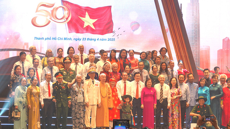 Các đại biểu chụp ảnh lưu niệm với các cá nhân tiêu biểu trong lễ tôn vinh. (Ảnh M.H)