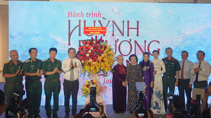 Các đại biểu chụp ảnh lưu niệm với gia đình cố họa sĩ Huỳnh Phương Đông.