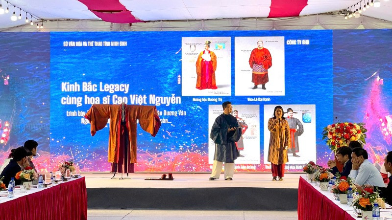 Nhóm nghiên cứu Kinh Bắc Legacy kết hợp với họa sĩ Cao Việt Nguyễn trình bày 3 bộ trang phục của Thái hậu Dương Văn Nga, Vua Đinh Tiên Hoàng và Vua Lê Đại Hành tại Hội thảo.