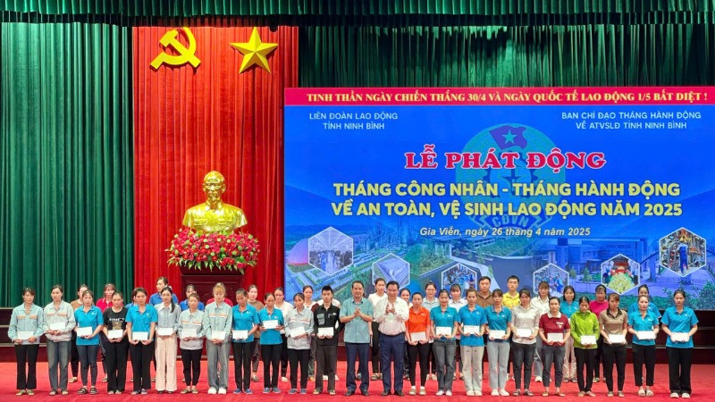 Lãnh đạo tỉnh Ninh Bình trao quà cho các công nhân lao động tại buổi lễ.