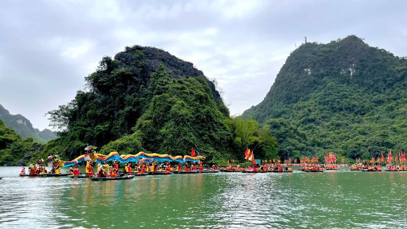 Lễ hội Tràng An là nơi giao thoa và kết nối các giá trị văn hóa đặc sắc của vùng đất cố đô, thể hiện nét văn hóa tín ngưỡng độc đáo của người dân Ninh Bình.