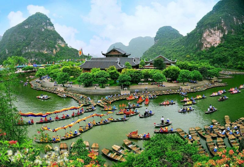 Lễ hội Tràng An được tổ chức hằng năm với nhiều sự kiện thu hút nhiều du khách trong và ngoài nước. (Ảnh: TRƯỜNG HUY)