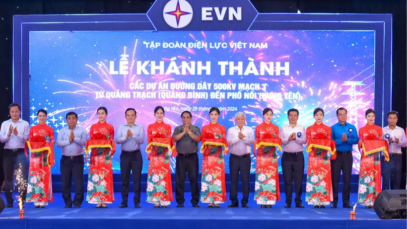 Thủ tướng Phạm Minh Chính cùng đại biểu thực hiện nghi thức gắn biển các dự án đường dây 500kv mạch 3.