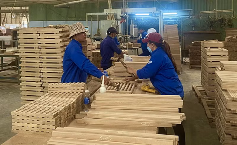 Nhiều doanh nghiệp ngành gỗ vẫn sản xuất cầm chừng do đơn hàng ngắn hạn và thị trường chưa thực sự ổn định.