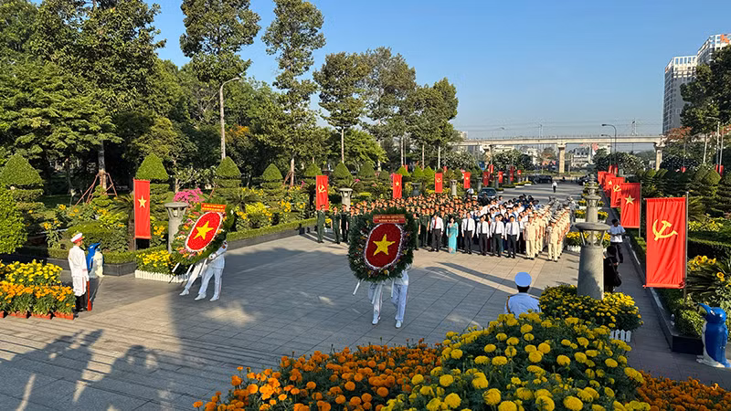 Đoàn đại biểu Thành phố Hồ Chí Minh viếng Nghĩa trang Liệt sĩ Thành phố.