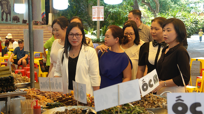 Các đại biểu tham quan các gian hàng ẩm thực.