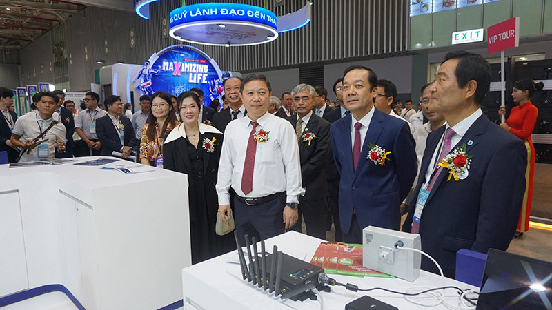 Các đại biểu tham quan triển lãm tại buổi khai mạc sự kiện.