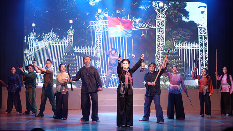 Vở Người ven đô mang lại nhiều cảm xúc cho khán giả mộ điệu.